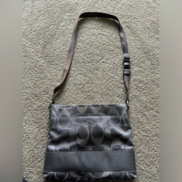 Coach signature crossbody handbag with zipper - Picture 4 of 7